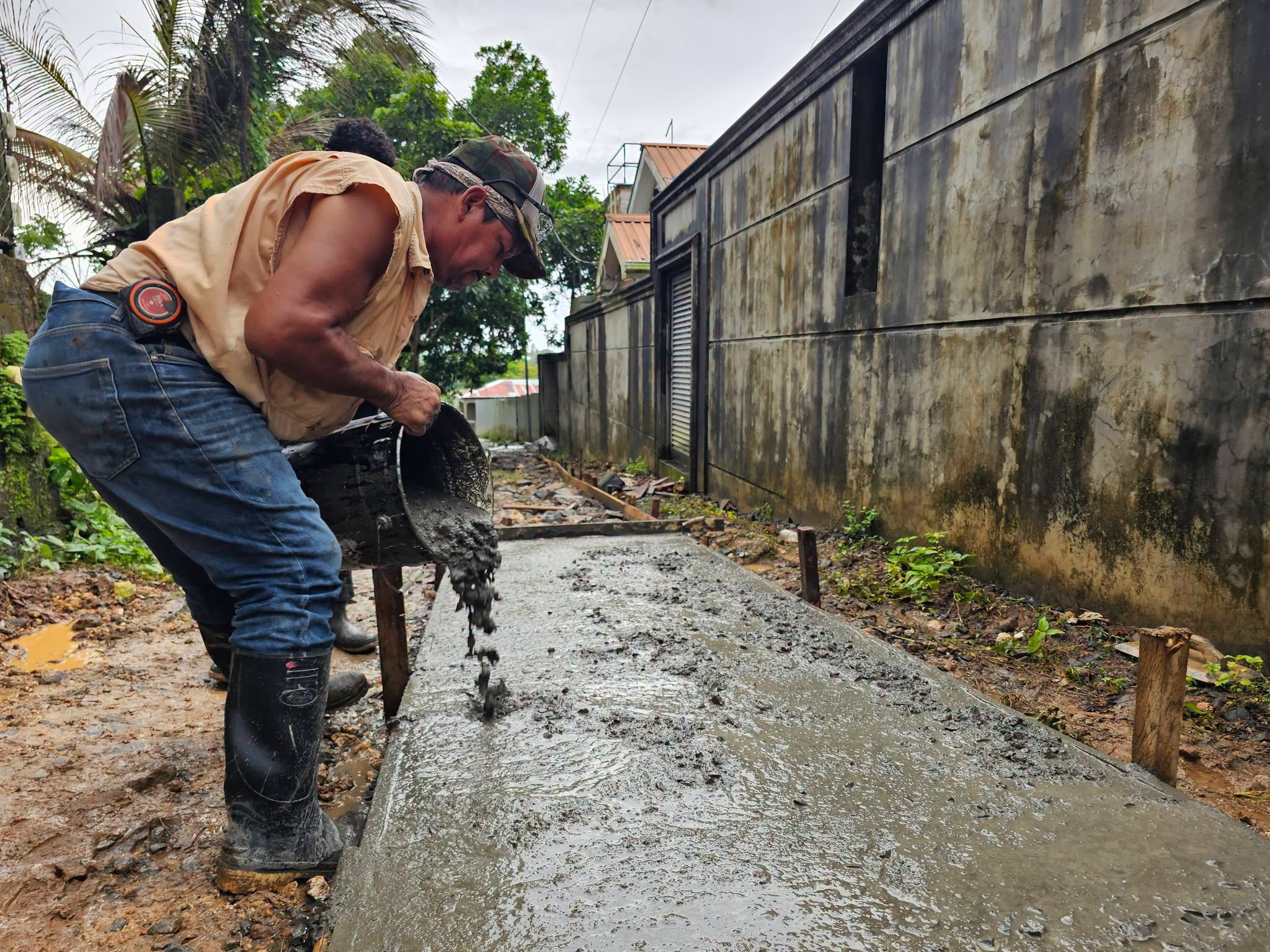 construcción de andén en el reparto