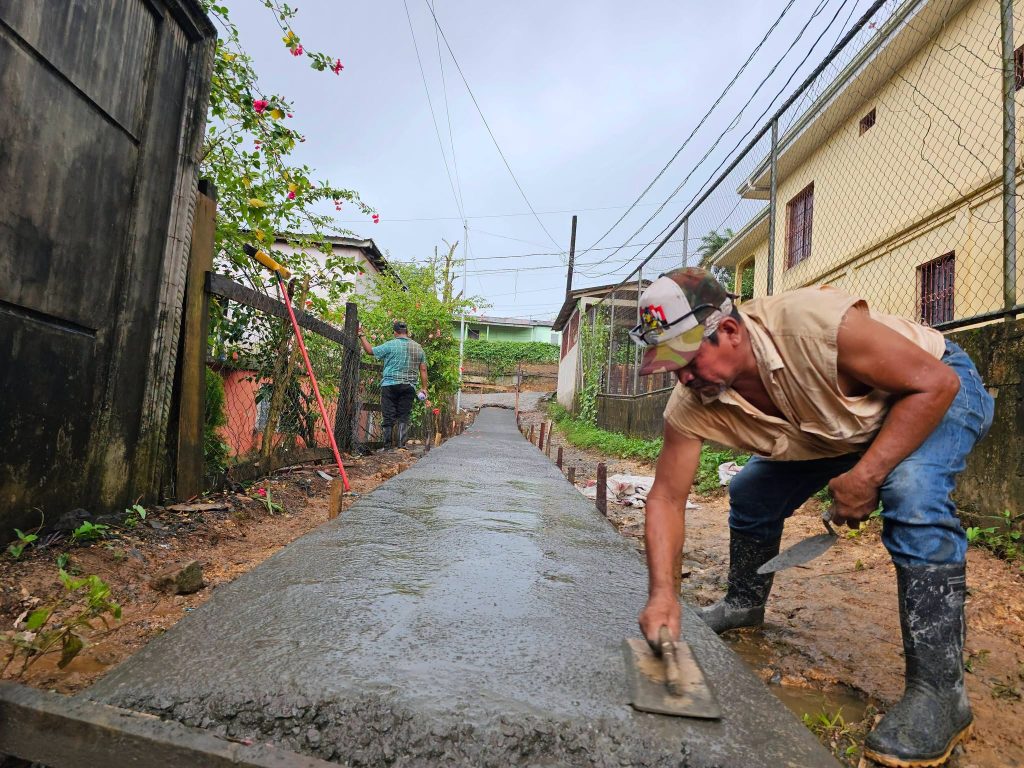Construcción de andén en el reparto